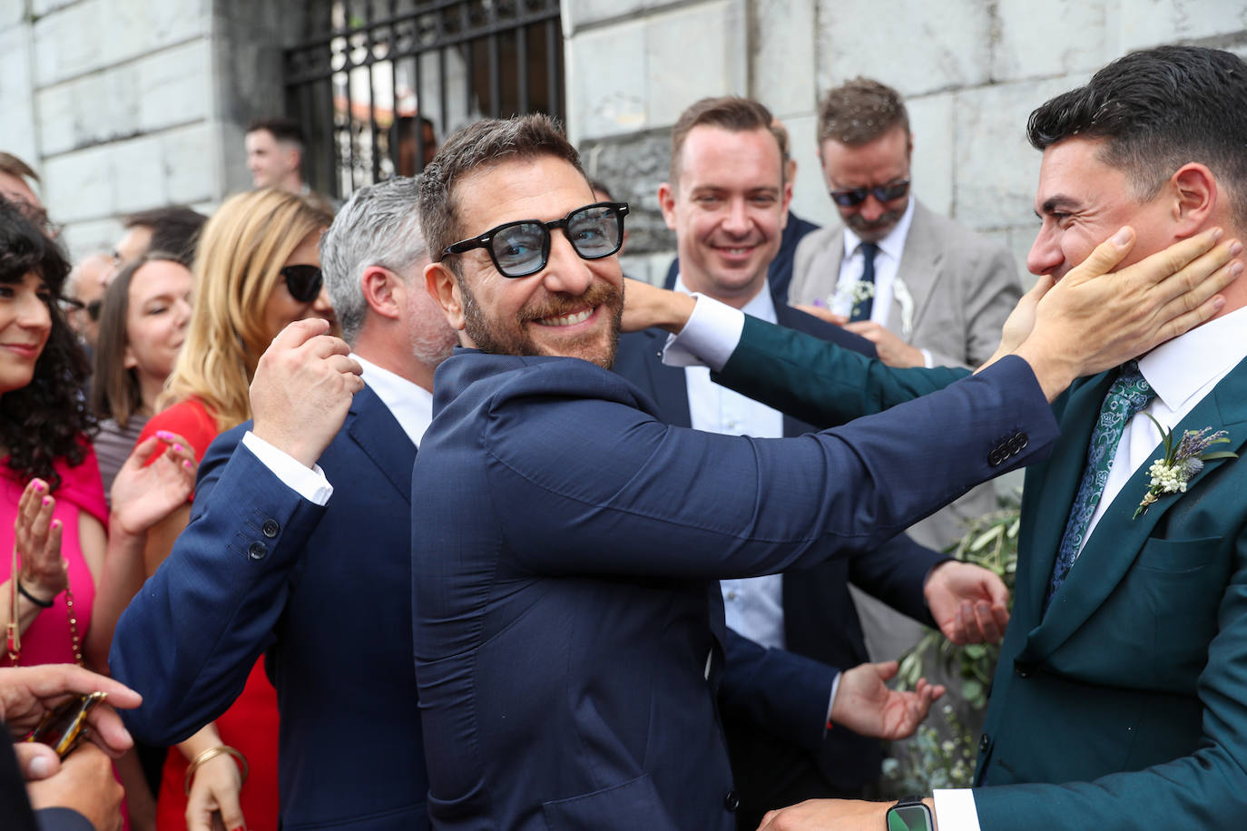 Carlos Valle y Rafael Oñate, arropados por vecinos y autoridades en su boda