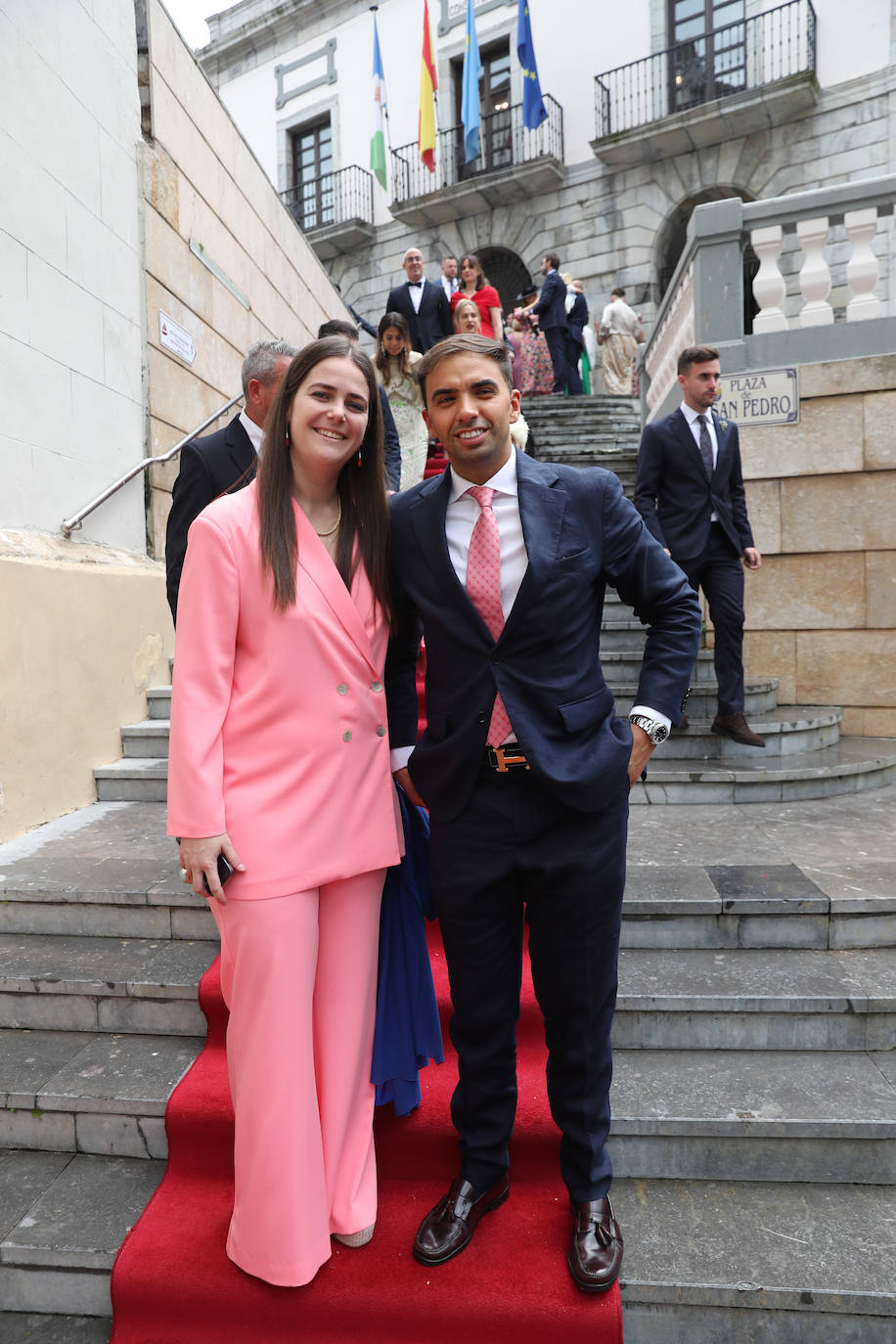 Carlos Valle y Rafael Oñate, arropados por vecinos y autoridades en su boda
