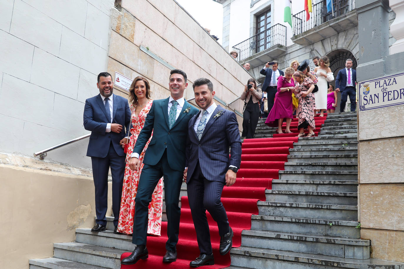 Carlos Valle y Rafael Oñate, arropados por vecinos y autoridades en su boda