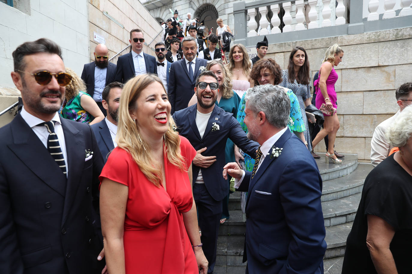 Carlos Valle y Rafael Oñate, arropados por vecinos y autoridades en su boda