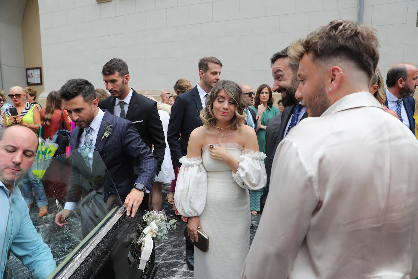 Carlos Valle y Rafael Oñate, arropados por vecinos y autoridades en su boda