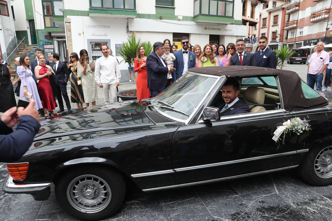 Carlos Valle y Rafael Oñate, arropados por vecinos y autoridades en su boda