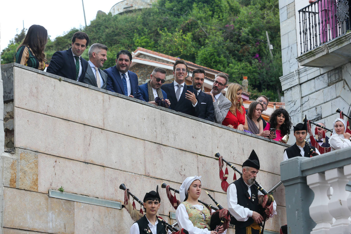 Carlos Valle y Rafael Oñate, arropados por vecinos y autoridades en su boda