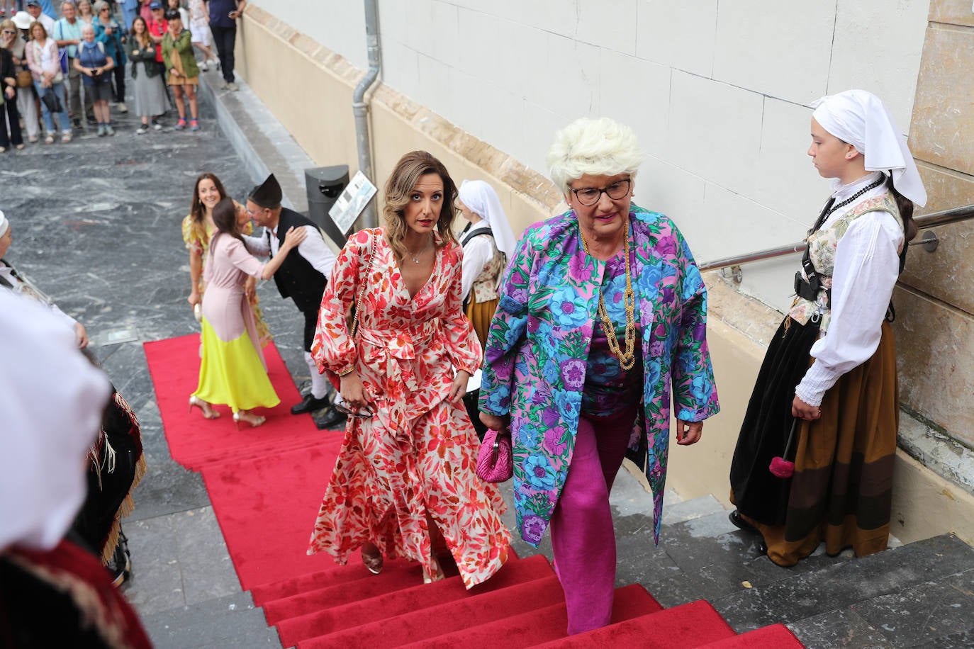 Carlos Valle y Rafael Oñate, arropados por vecinos y autoridades en su boda