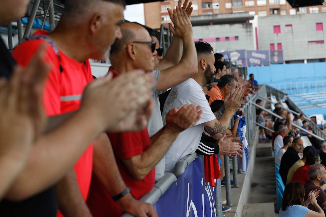 «Avilés, vamos a ganar»: la afición se entrega en el último entrenamiento