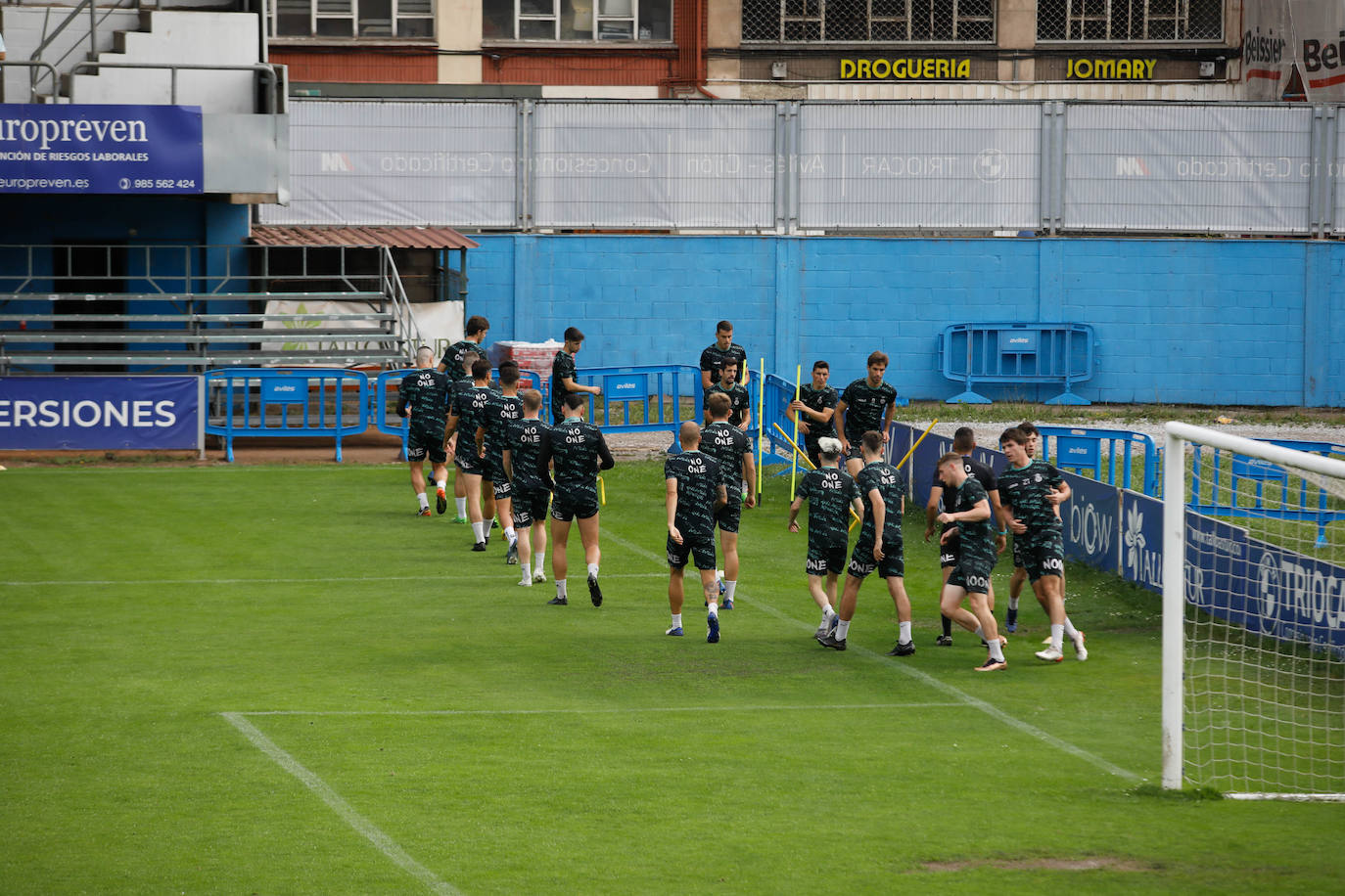 «Avilés, vamos a ganar»: la afición se entrega en el último entrenamiento