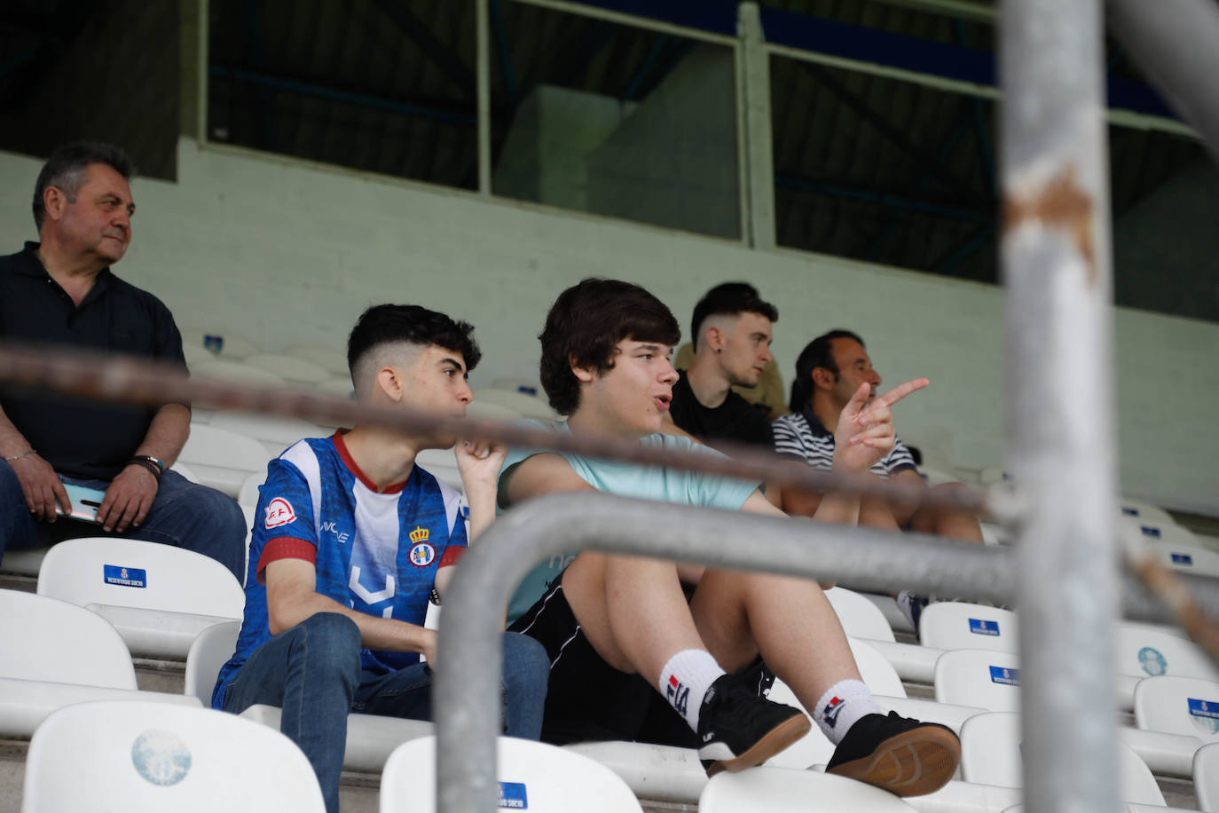 «Avilés, vamos a ganar»: la afición se entrega en el último entrenamiento