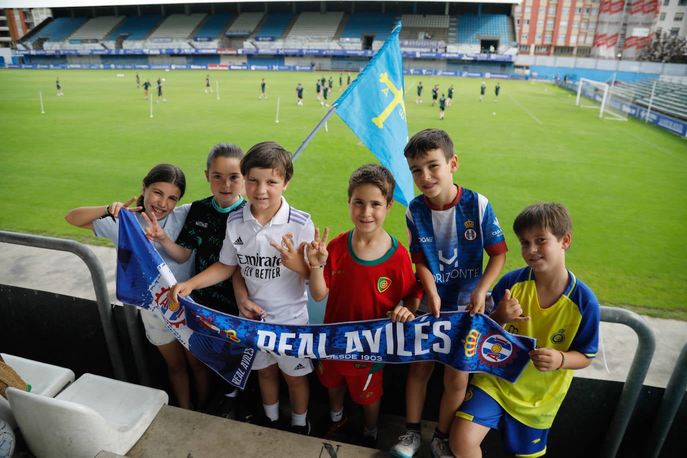 «Avilés, vamos a ganar»: la afición se entrega en el último entrenamiento