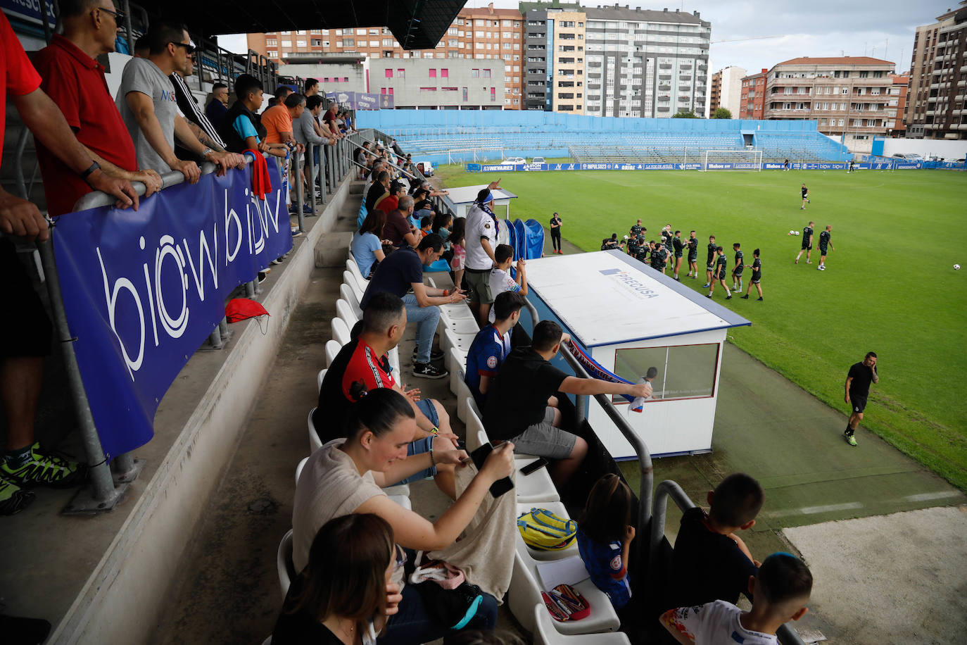 «Avilés, vamos a ganar»: la afición se entrega en el último entrenamiento