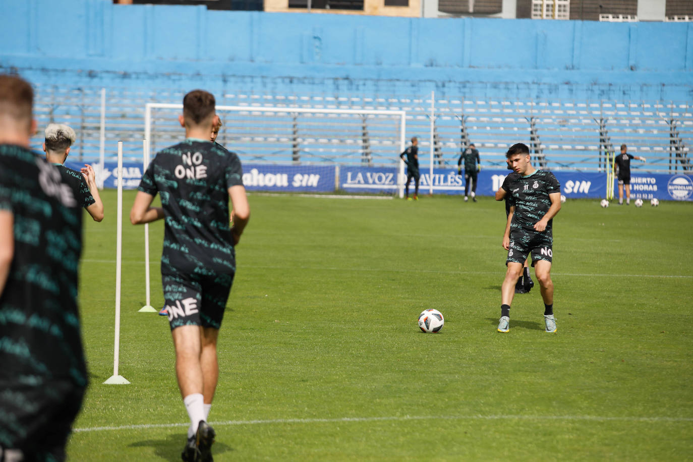 «Avilés, vamos a ganar»: la afición se entrega en el último entrenamiento