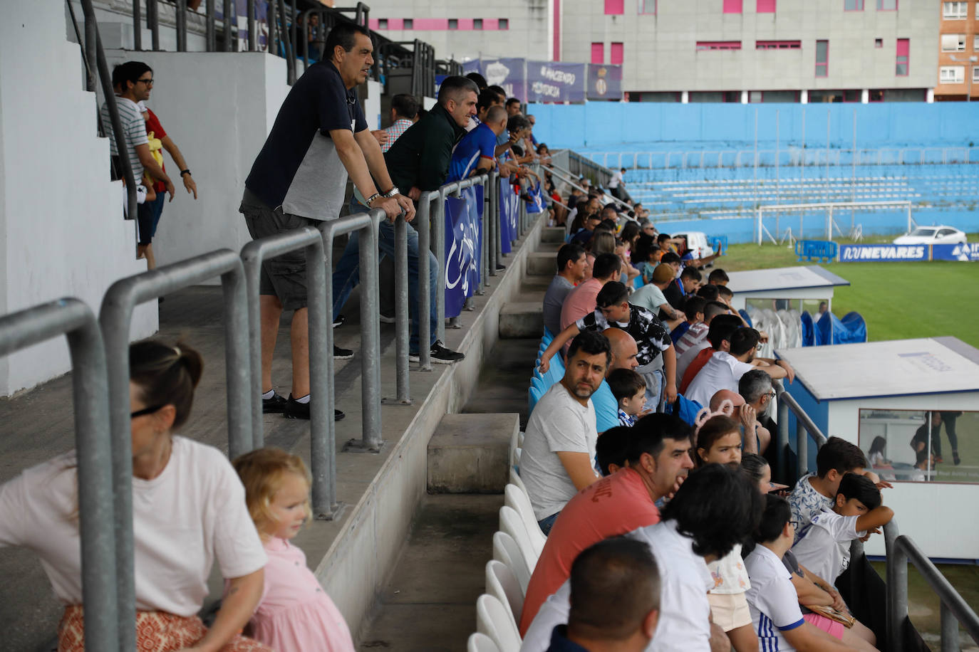 «Avilés, vamos a ganar»: la afición se entrega en el último entrenamiento