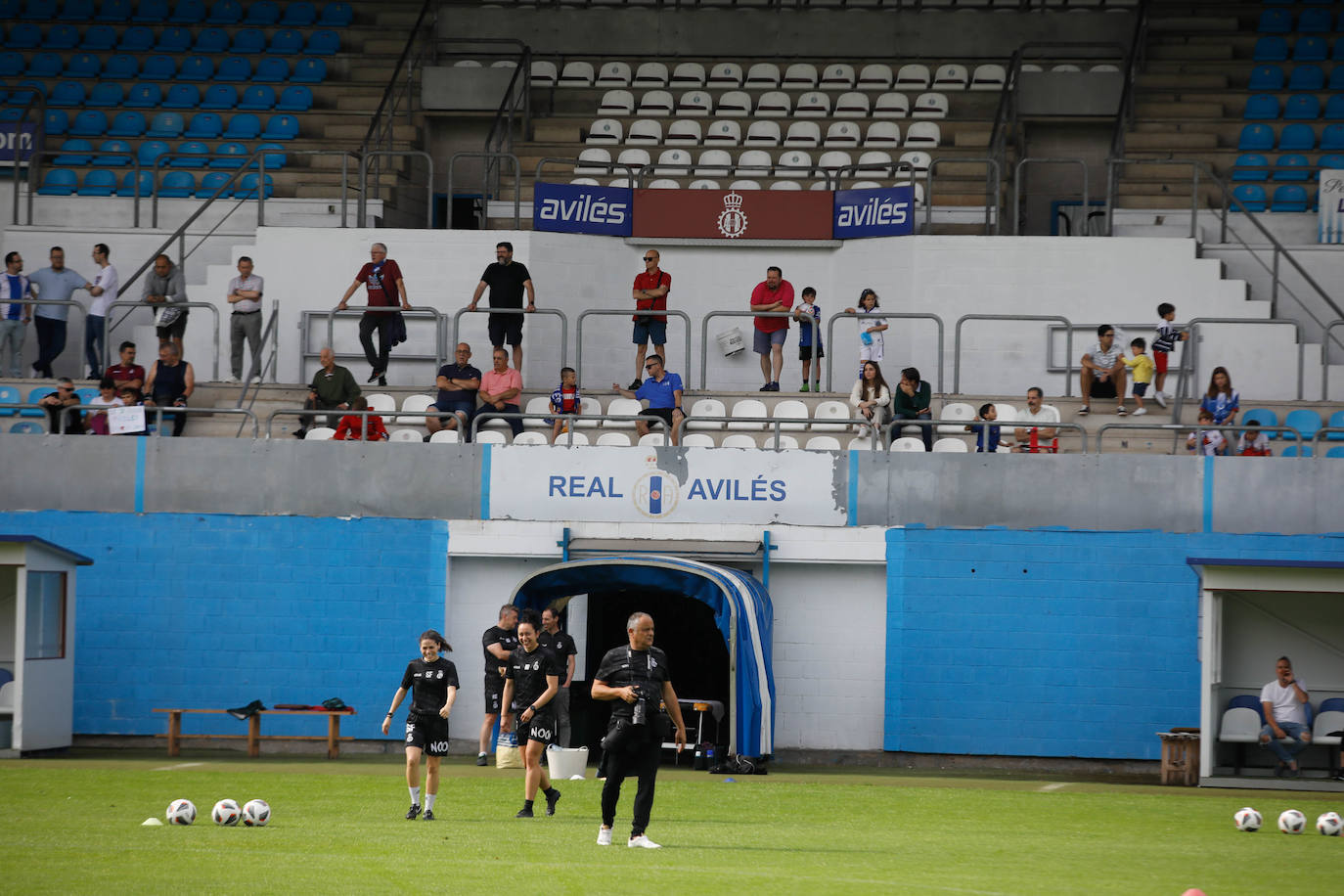 «Avilés, vamos a ganar»: la afición se entrega en el último entrenamiento