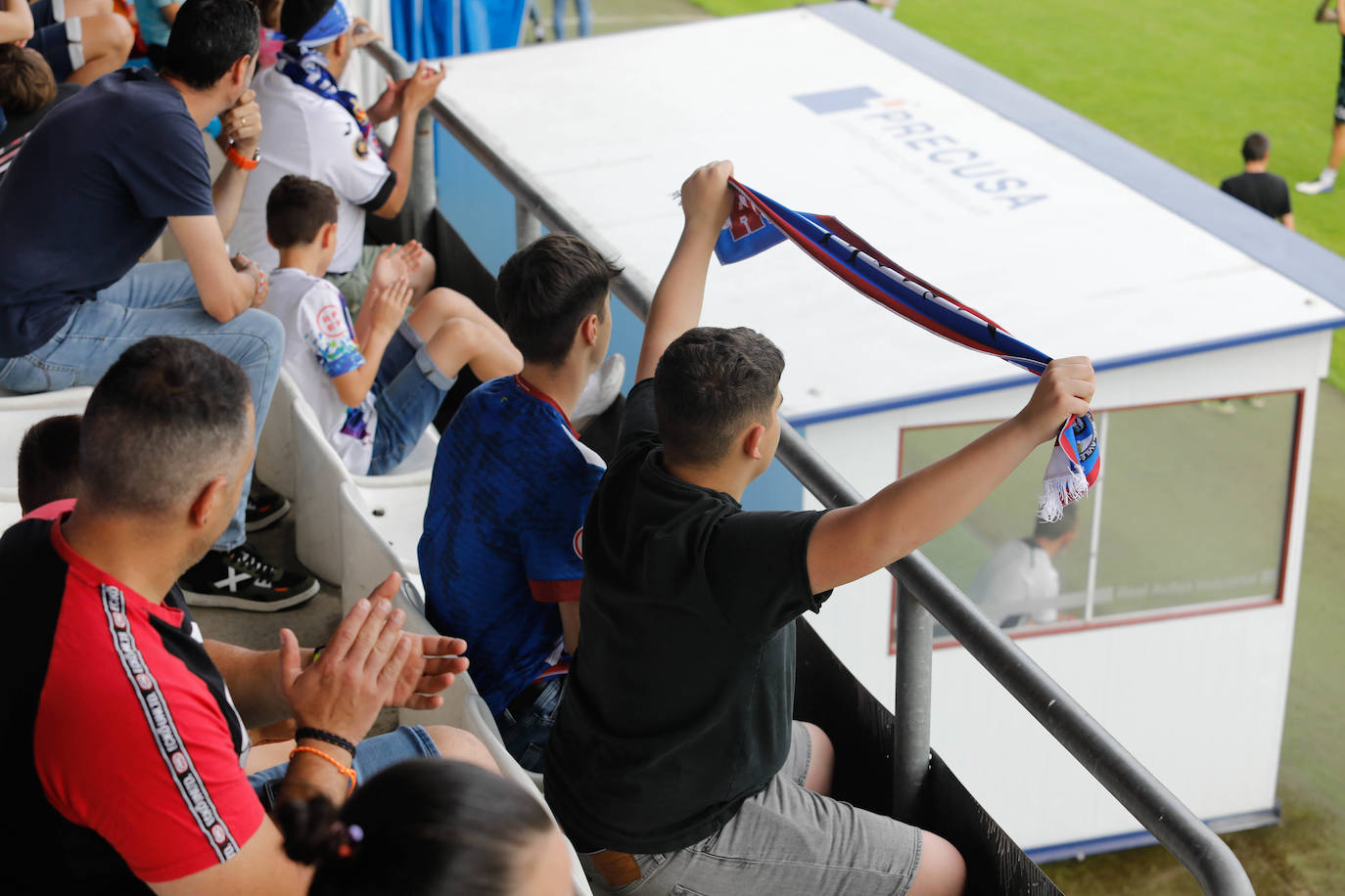 «Avilés, vamos a ganar»: la afición se entrega en el último entrenamiento