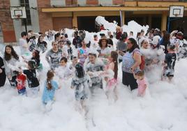 Agua y espuma para festejar en Olloniego