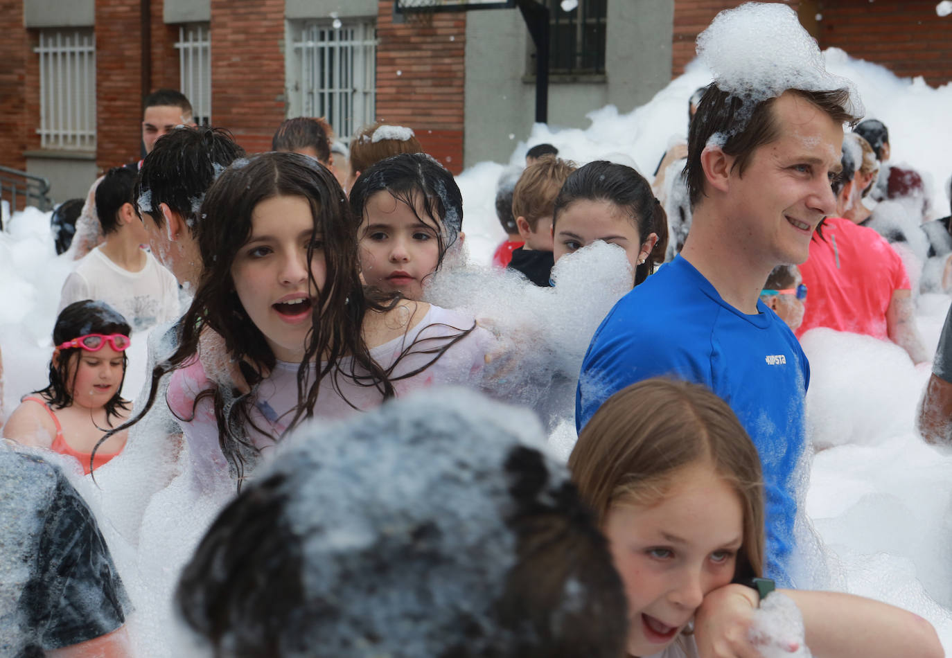 Agua y espuma para festejar en Olloniego