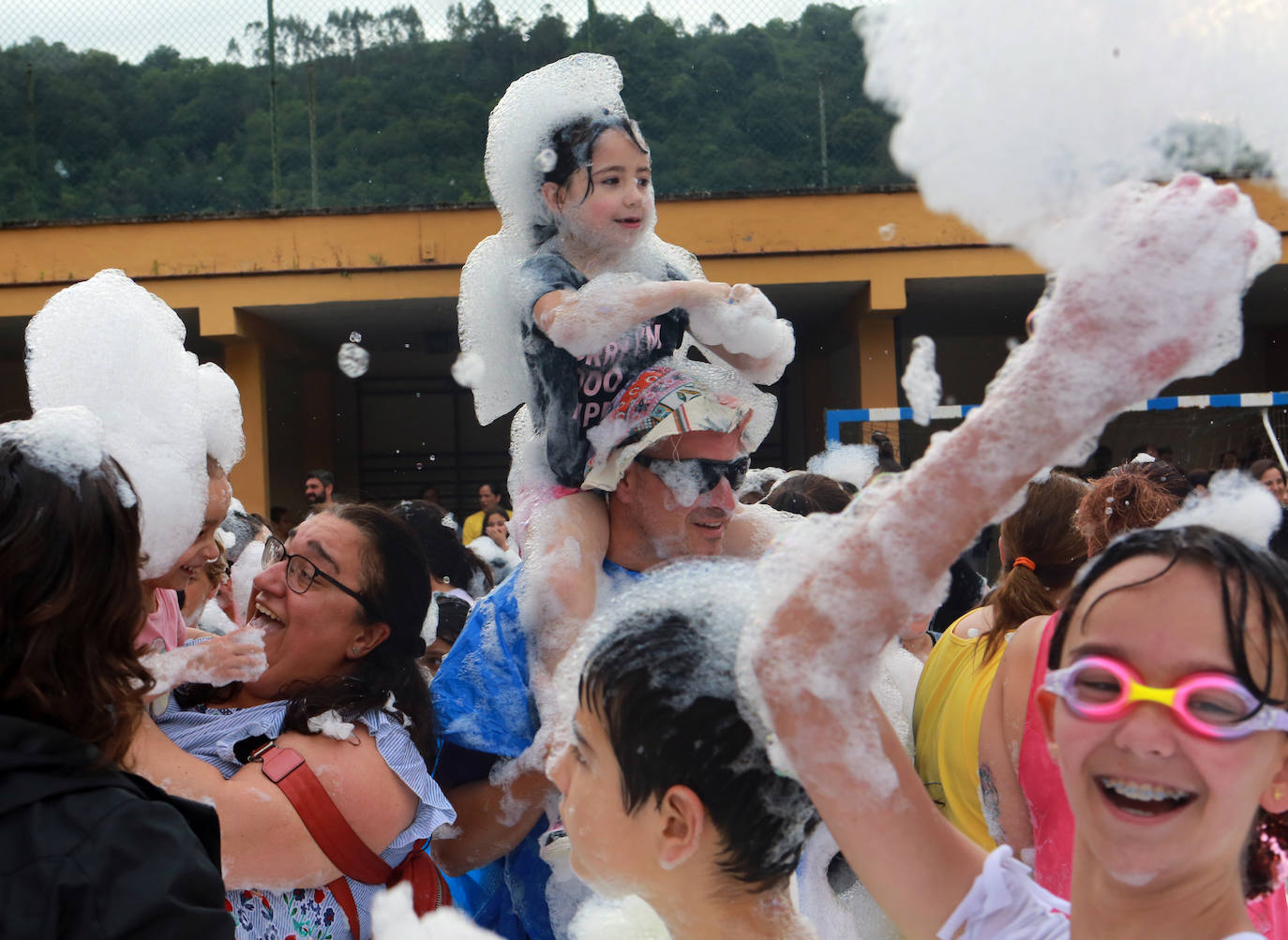 Agua y espuma para festejar en Olloniego