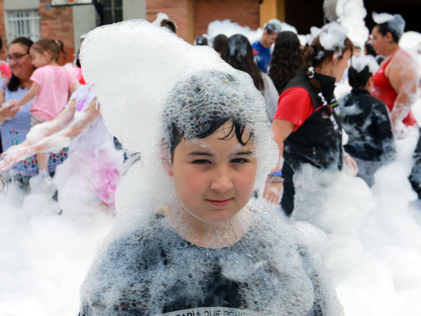 Agua y espuma para festejar en Olloniego