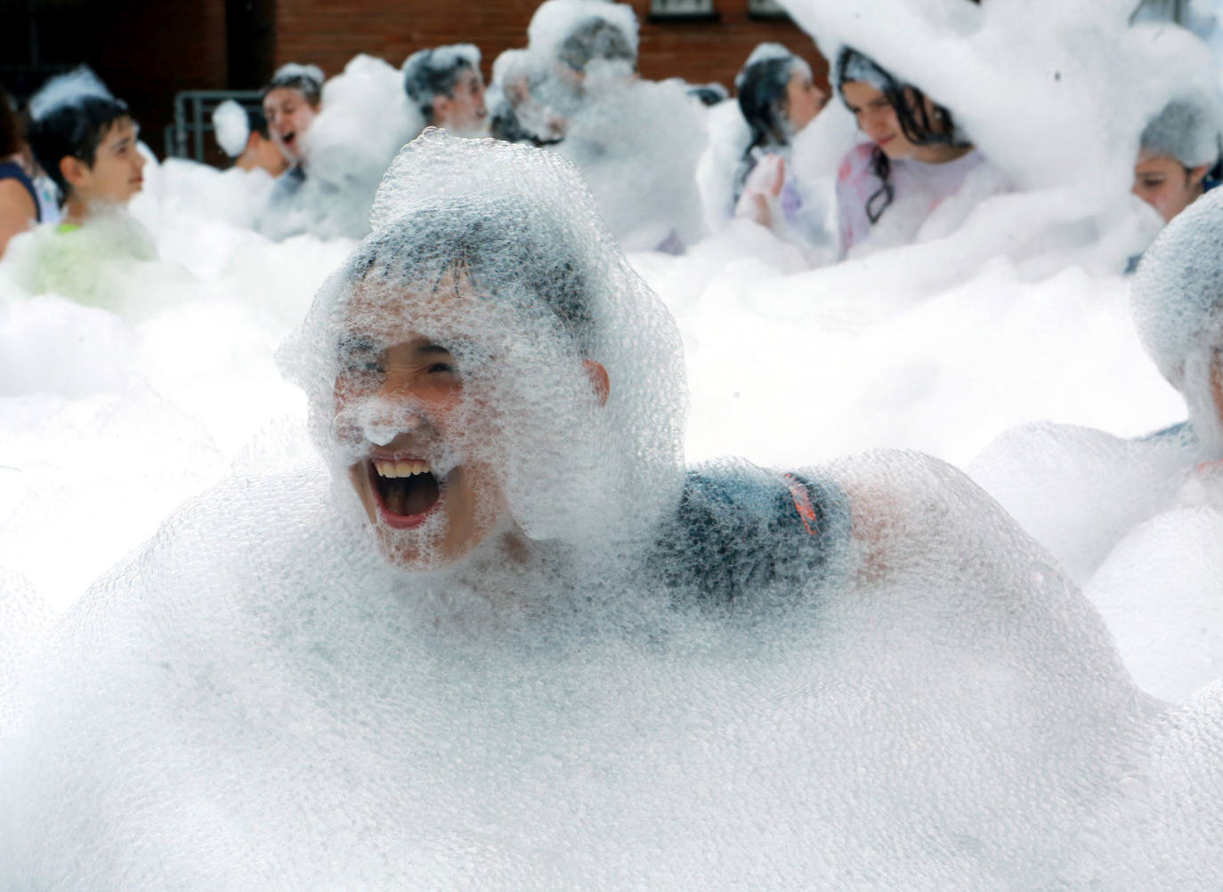 Agua y espuma para festejar en Olloniego