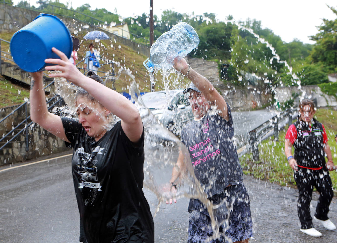 Agua y espuma para festejar en Olloniego