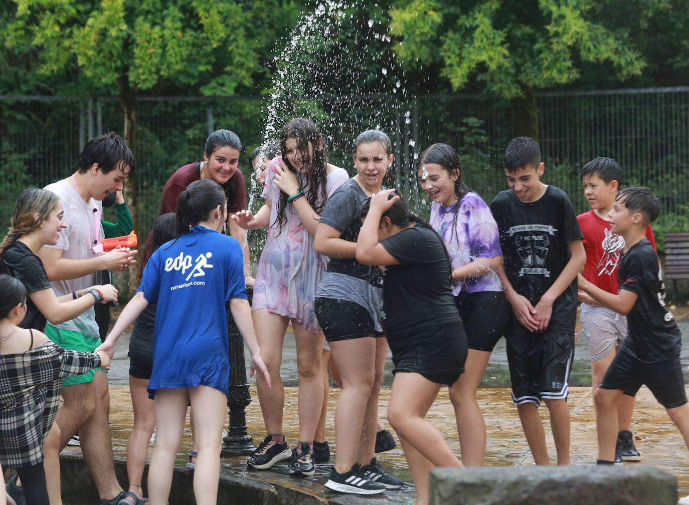 Agua y espuma para festejar en Olloniego