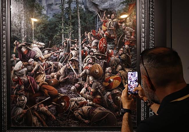 Un espectador hace una foto con su móvil a un detalle del cuadro que se puede visitar en la Casa Riera.