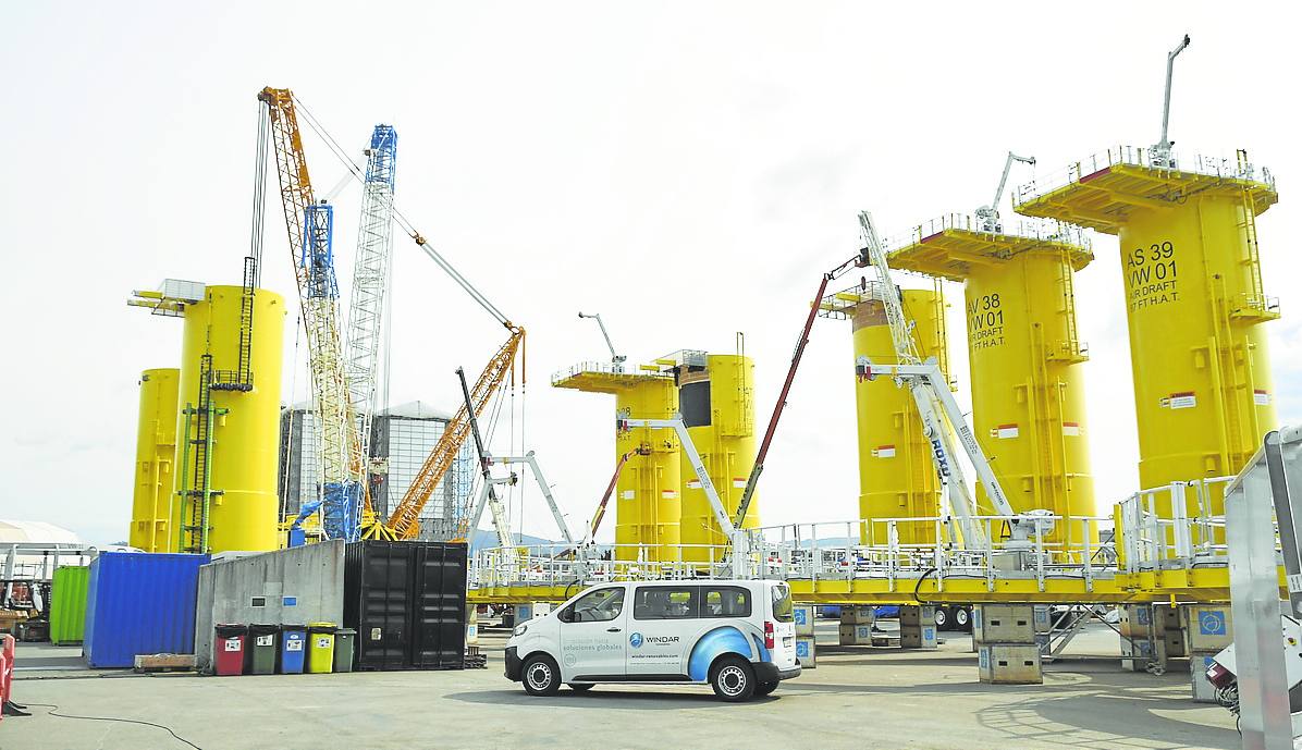 Bases de torres eólicas marinas a la espera de ser embarcadas en el Puerto de Avilés. diana baizán