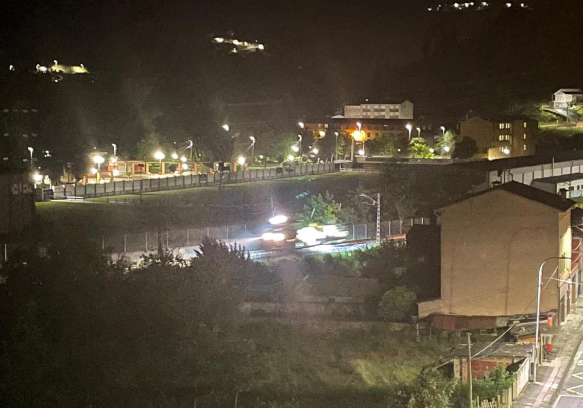 La locomotora doble realiza las pruebas a su paso por Blimea en la madrugada del pasado jueves.