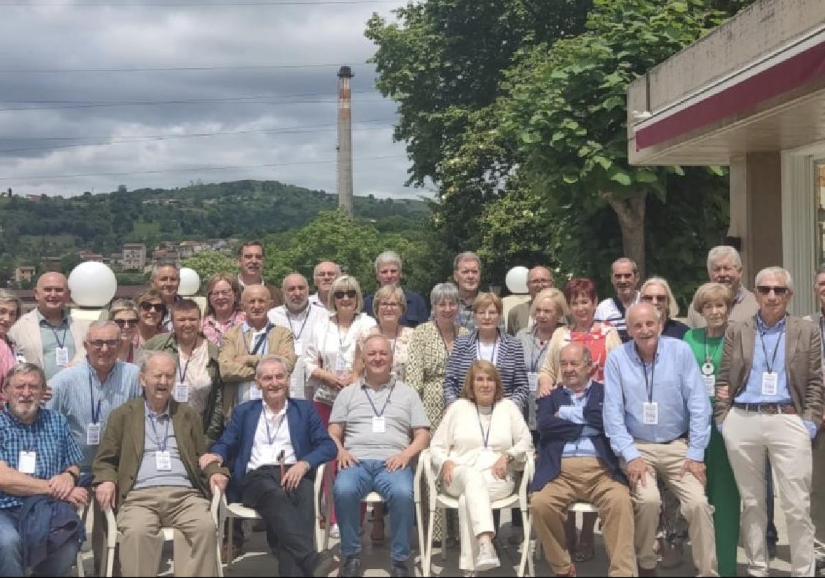 Los participantes en el quincuagésimo aniversario de la primera promoción del IES Juan José Calvo Miguel, de Blimea. Curso del 72-73.