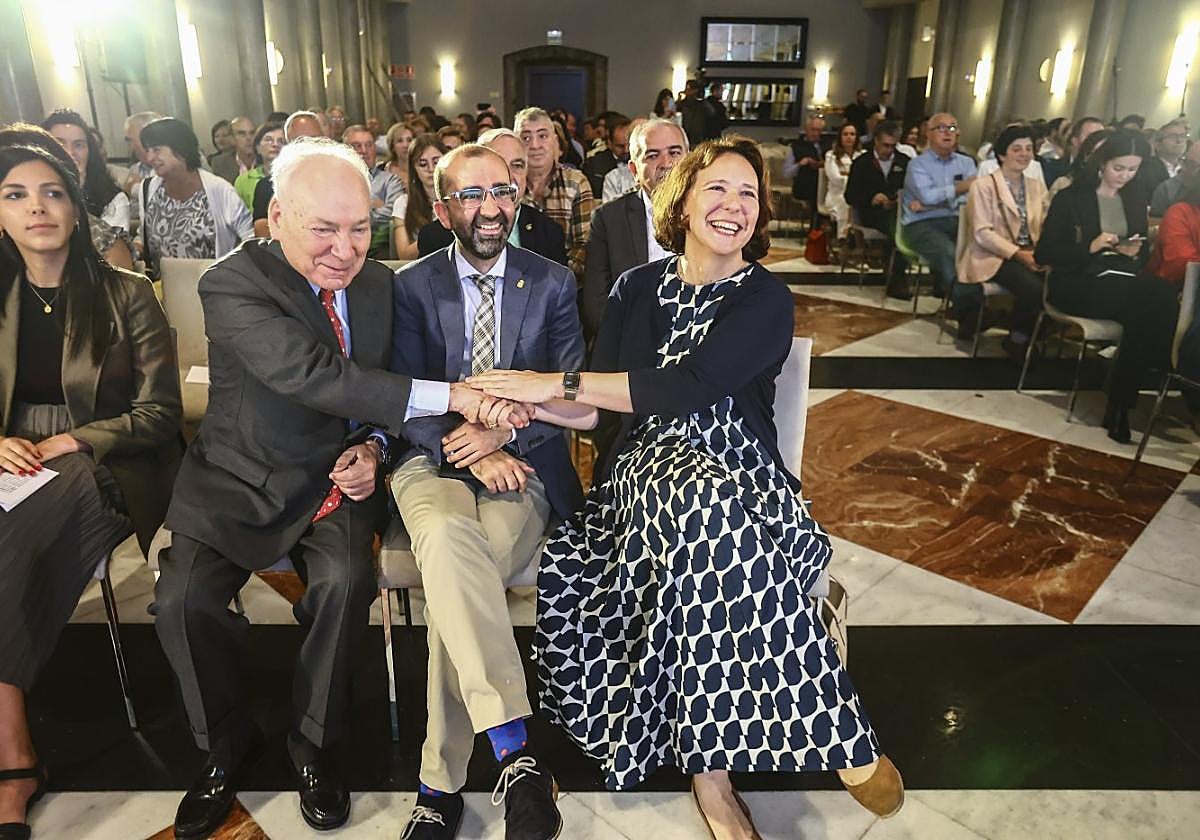 El empresario Francisco Rodríguez, el alcalde de Cangas, José Víctor Rodríguez, y la directora de la Fundación Princesa de Asturias, Teresa Sanjurjo, en primera fila durante el encuentro celebrado en Corias.