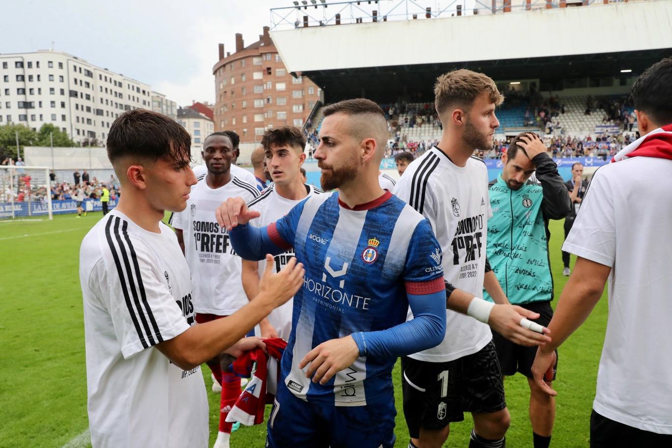 Fotos: las lágrimas de los jugadores del Avilés y el agradecimiento a la afición