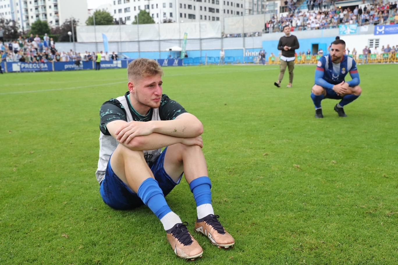 Fotos: las lágrimas de los jugadores del Avilés y el agradecimiento a la afición