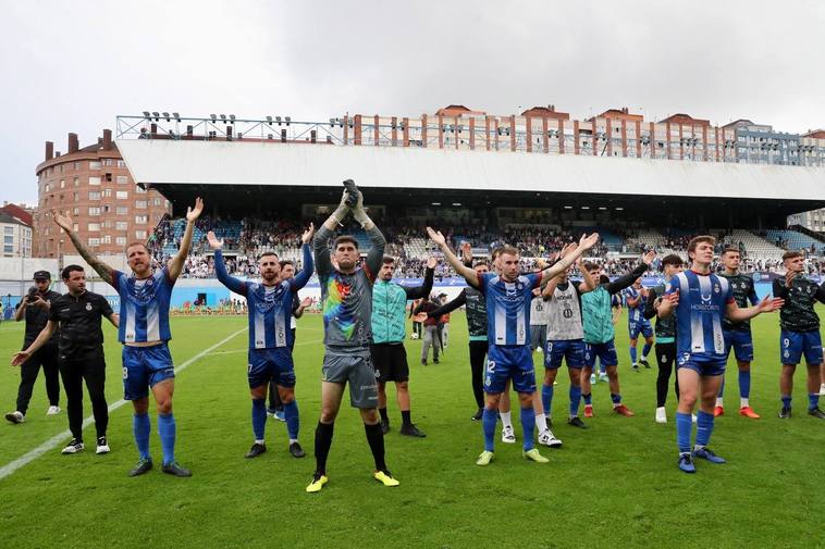 Los jugadores del Avilés agradecen el apoyo de su afición tras el partido.