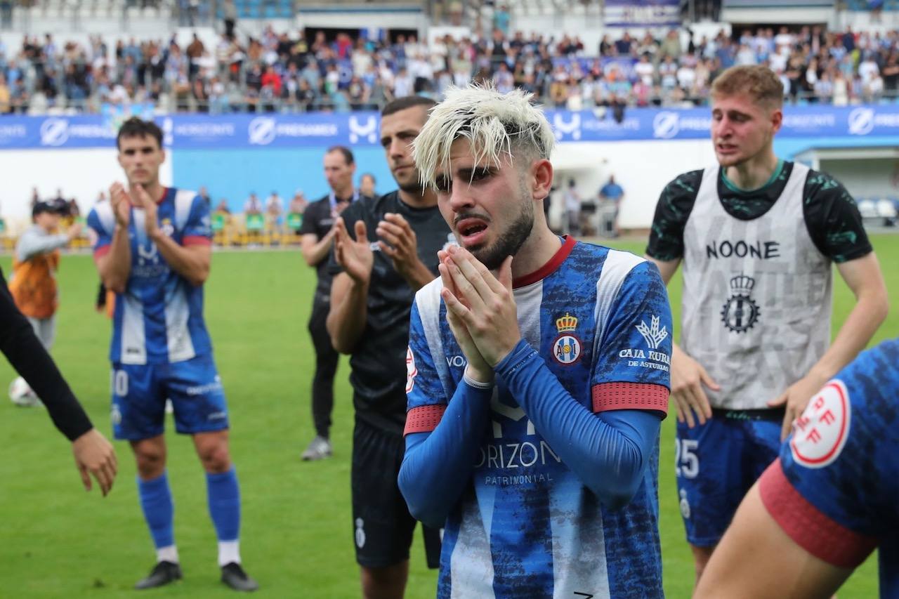 Fotos: las lágrimas de los jugadores del Avilés y el agradecimiento a la afición