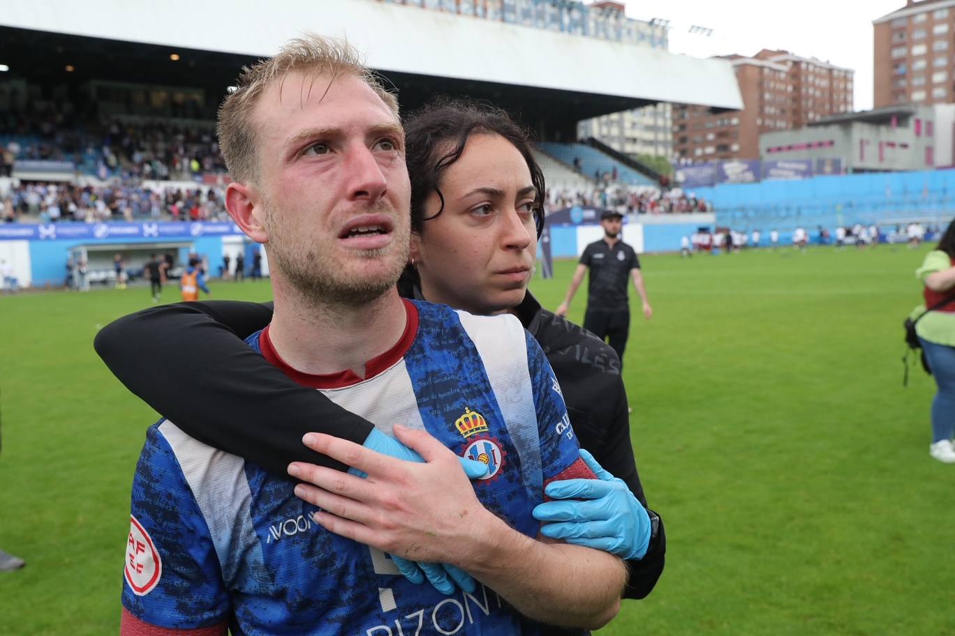 Fotos: las lágrimas de los jugadores del Avilés y el agradecimiento a la afición