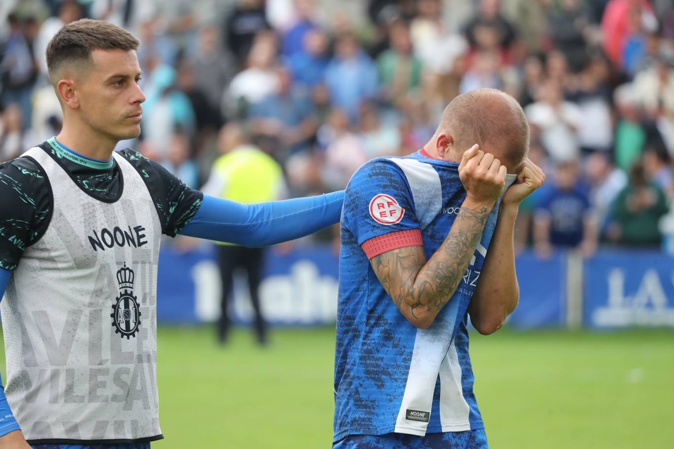 Fotos: las lágrimas de los jugadores del Avilés y el agradecimiento a la afición