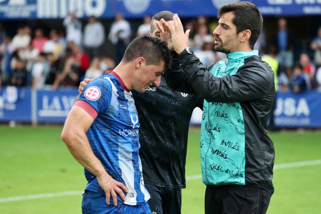 Fotos: las lágrimas de los jugadores del Avilés y el agradecimiento a la afición