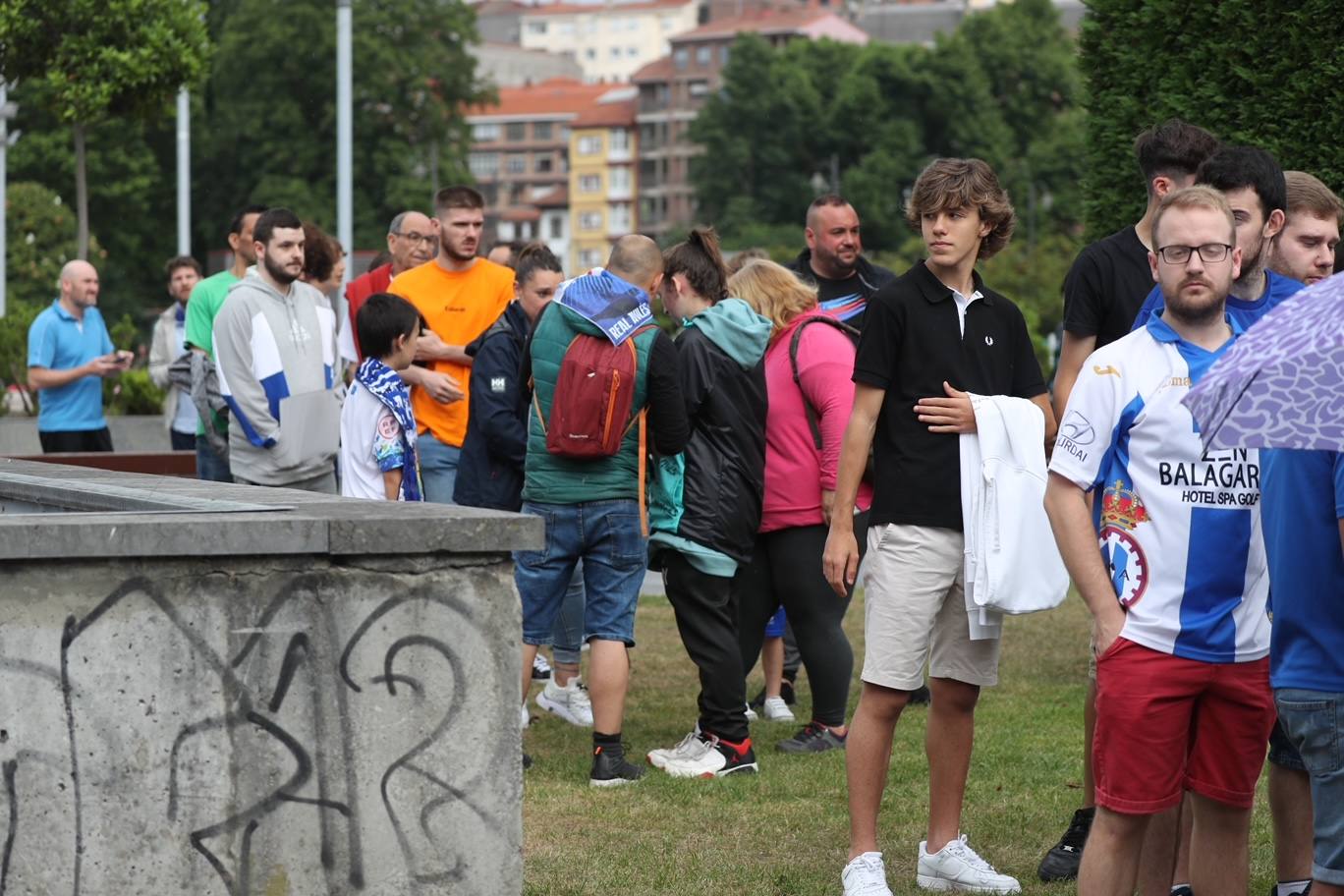 Cientos de personas empujan al Avilés hacia el ascenso