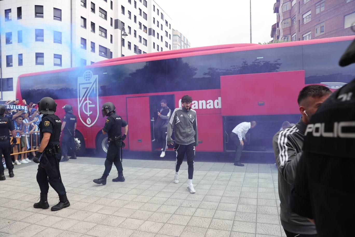 Cientos de personas empujan al Avilés hacia el ascenso