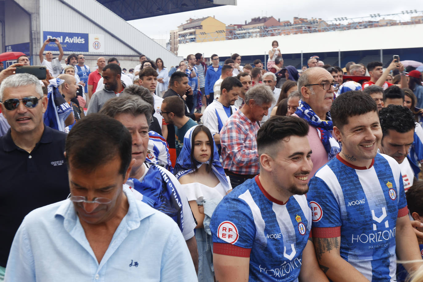 Cientos de personas empujan al Avilés hacia el ascenso