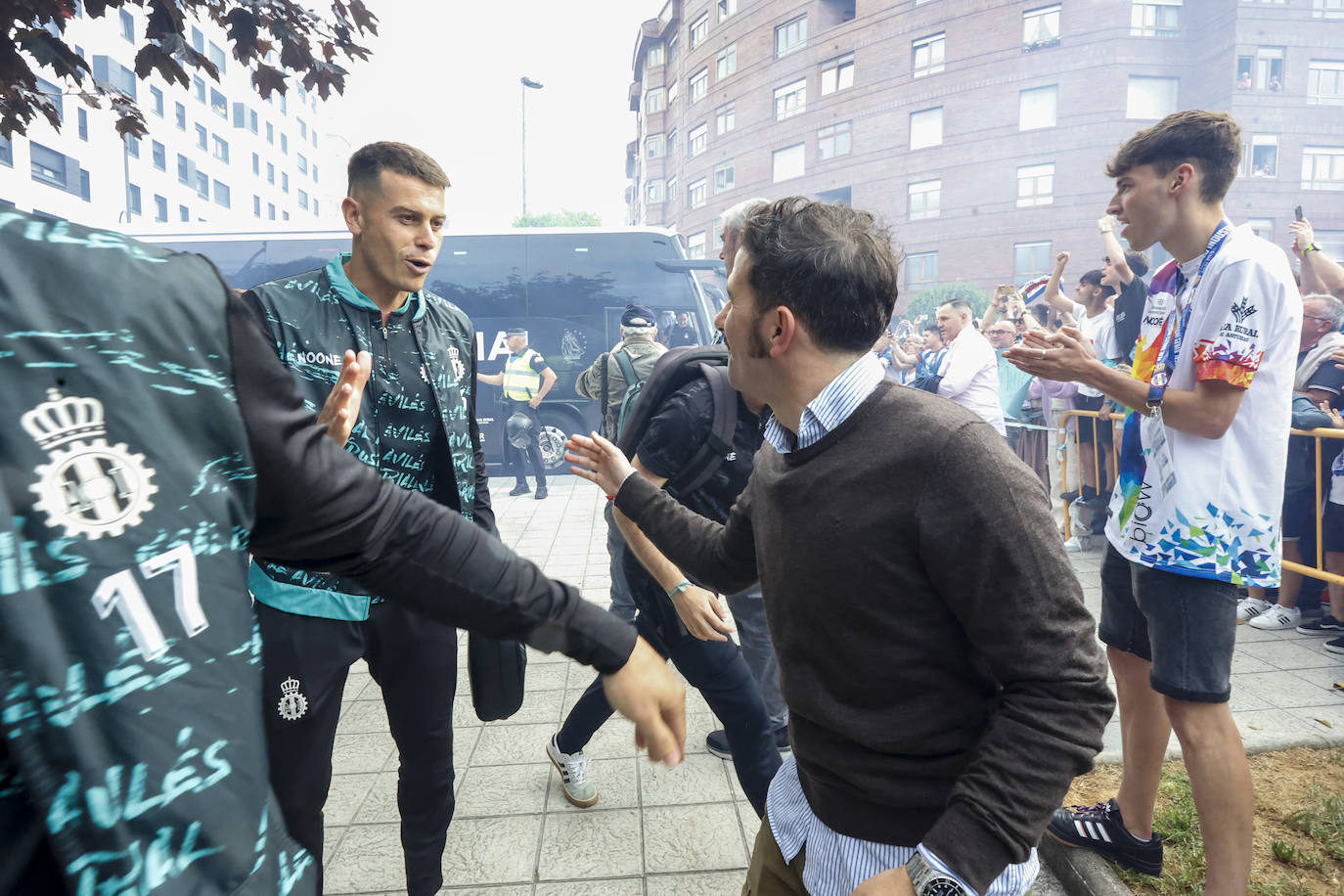 Cientos de personas empujan al Avilés hacia el ascenso