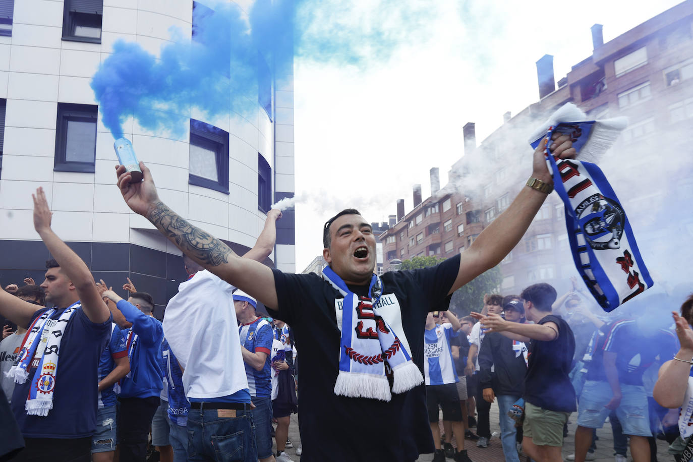 Cientos de personas empujan al Avilés hacia el ascenso