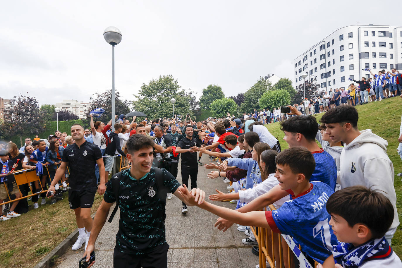 Cientos de personas empujan al Avilés hacia el ascenso