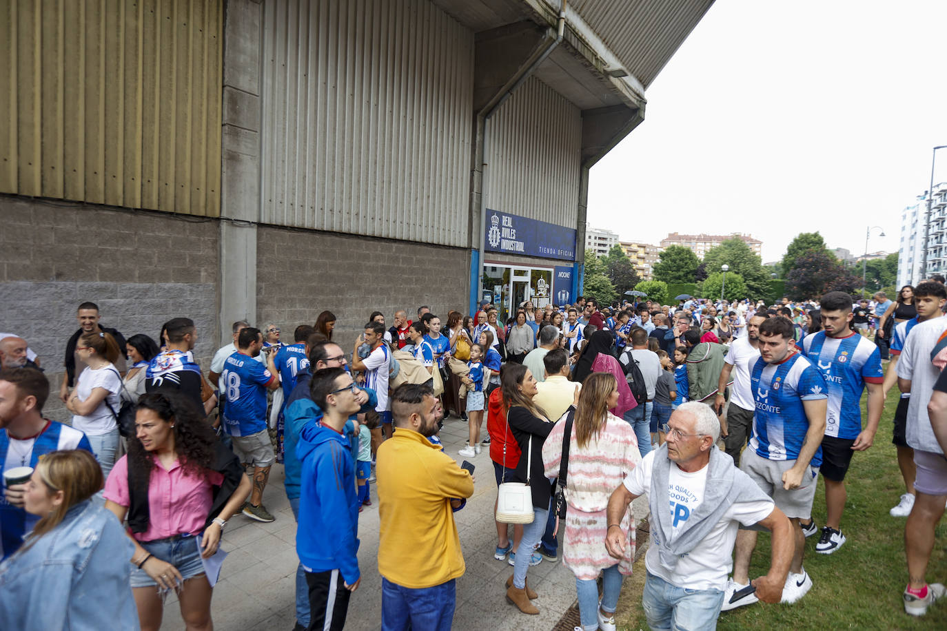 Cientos de personas empujan al Avilés hacia el ascenso