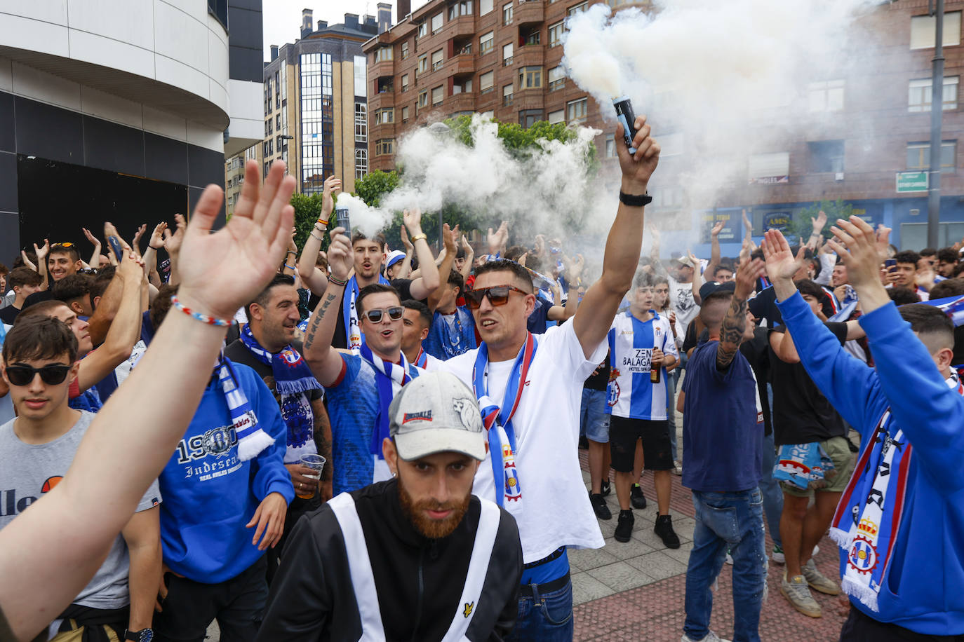 Cientos de personas empujan al Avilés hacia el ascenso