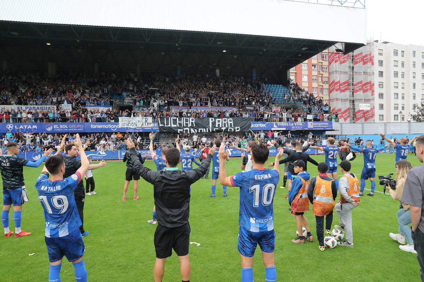 Fotos: las lágrimas de los jugadores del Avilés y el agradecimiento a la afición