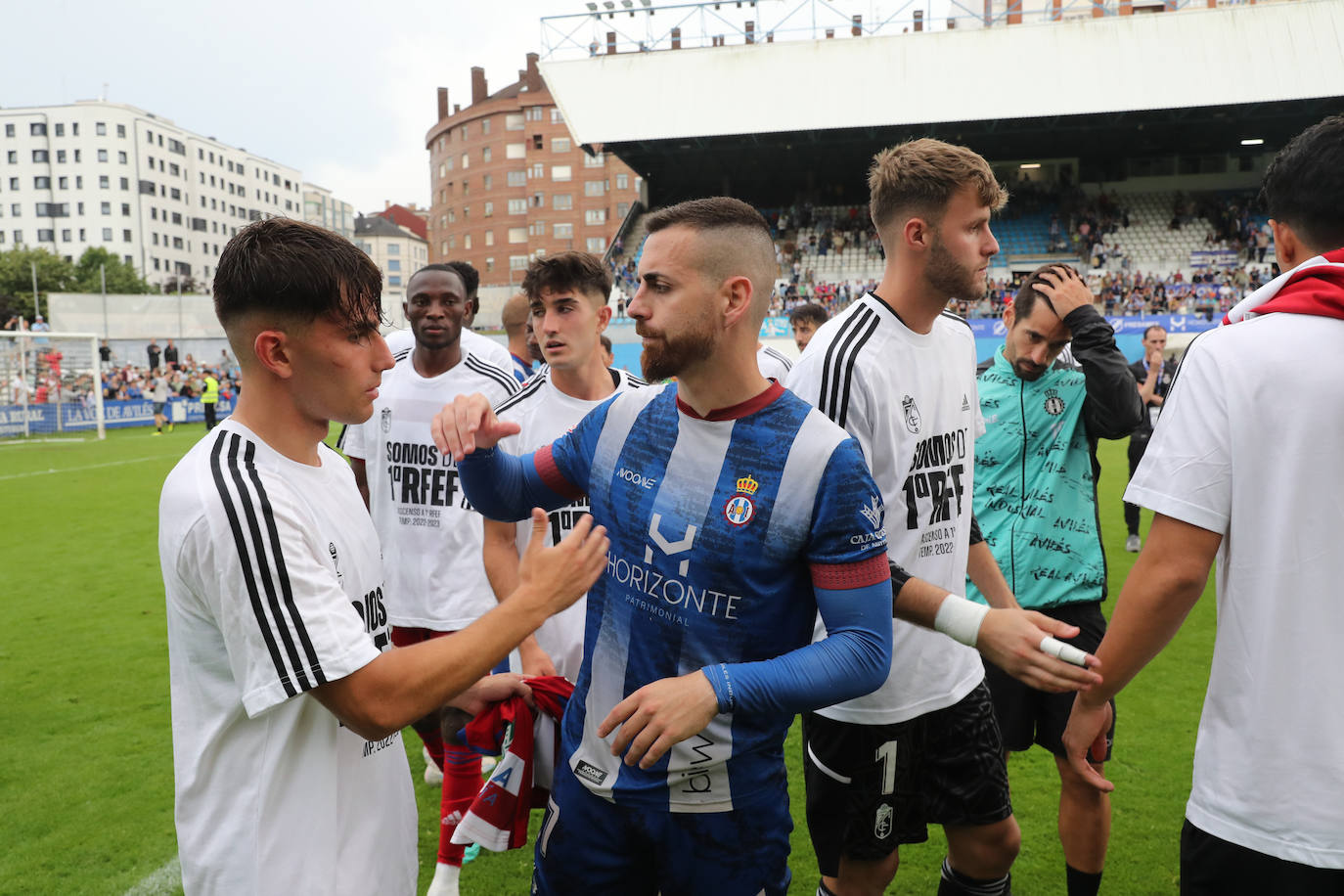 Fotos: las lágrimas de los jugadores del Avilés y el agradecimiento a la afición