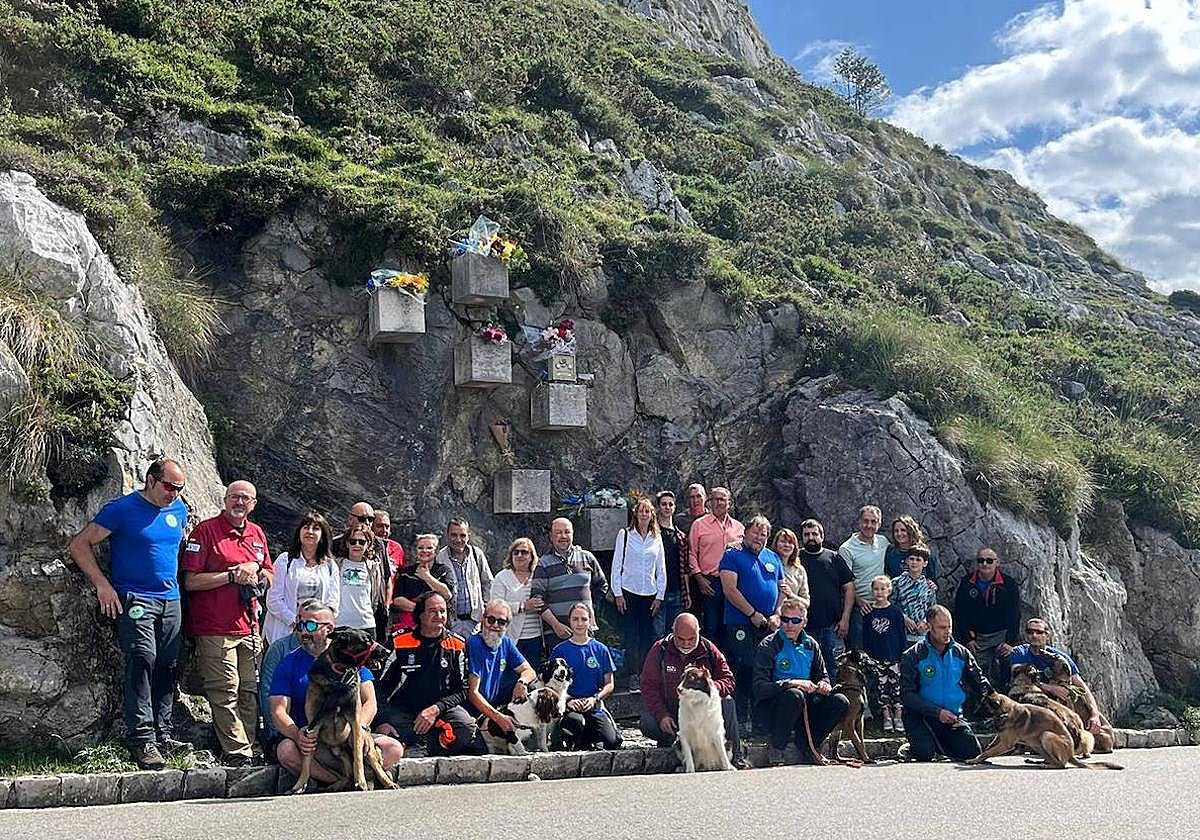 Familiares de las personas fallecidas en el siniestro y miembros de la Unidad Canina de Rescate del Principado de Asturias.