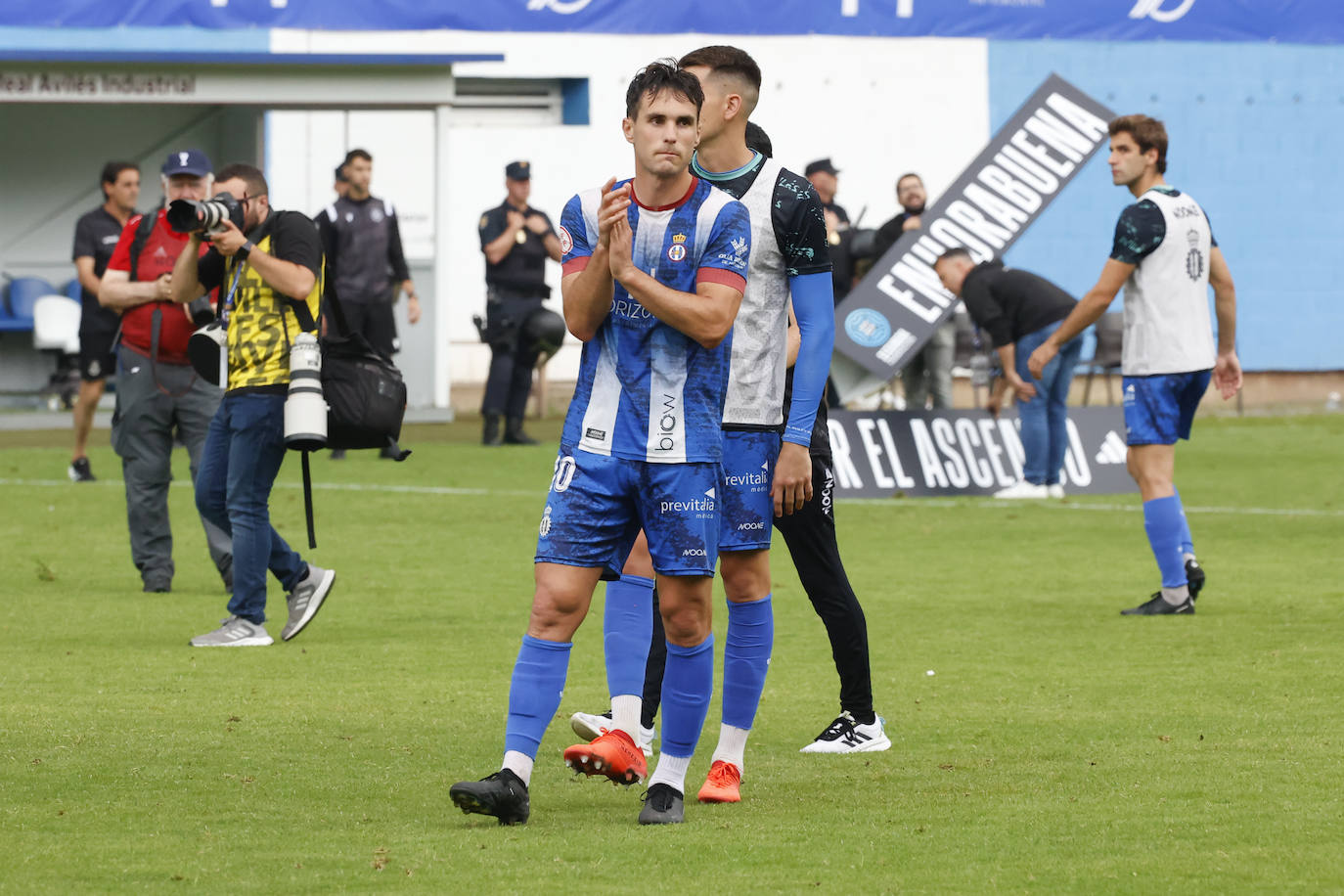 Fotos: las lágrimas de los jugadores del Avilés y el agradecimiento a la afición