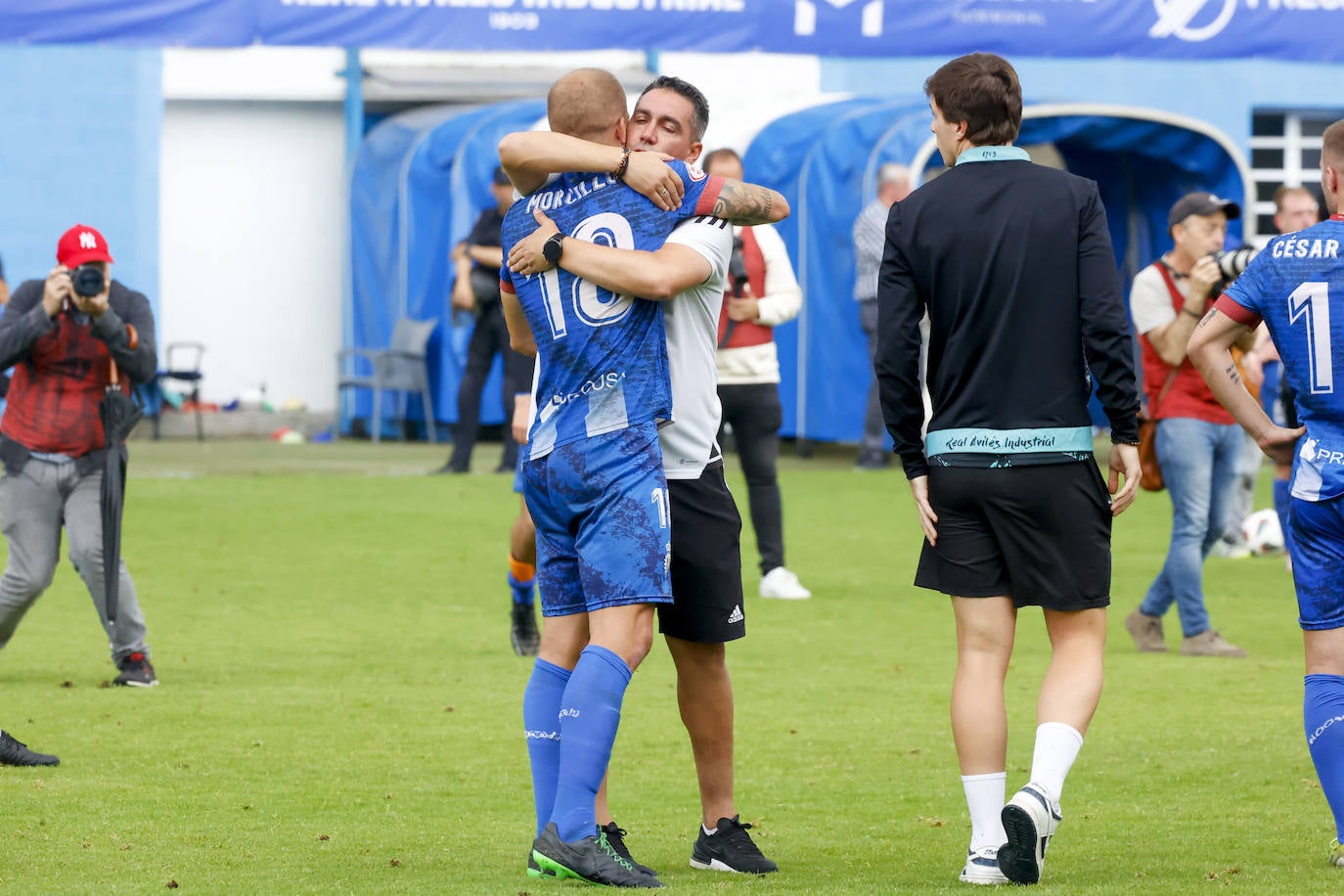 Fotos: las lágrimas de los jugadores del Avilés y el agradecimiento a la afición