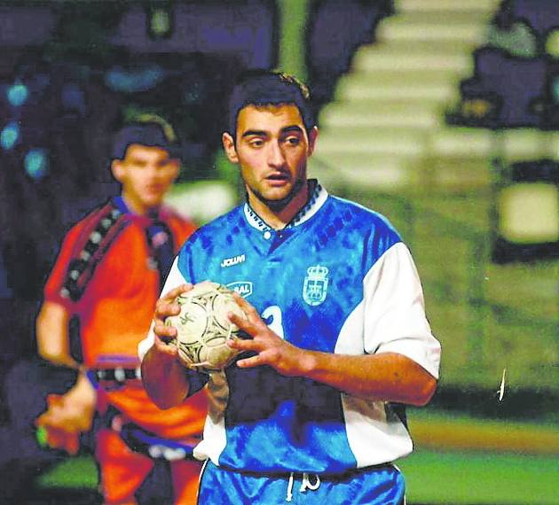 Con la elástica del Club Balonmano Naranco.